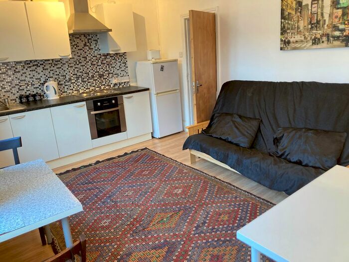 5 Bedroom Flat To Rent In Very Near Chiswick High Road Area, Chiswick Turnham Green Area, W4