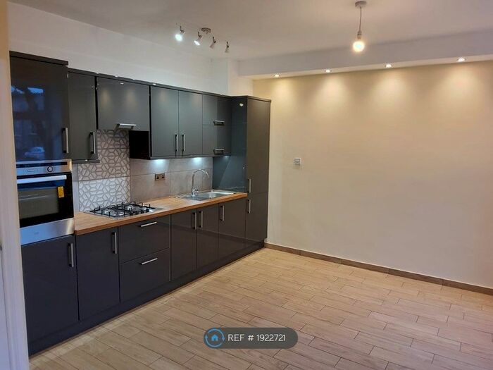 2 Bedroom End Of Terrace House To Rent In Queens Terrace, Bacup, OL13