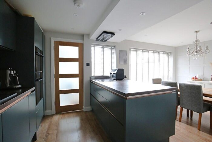 3 Bedroom End Of Terrace House For Sale In Russell Close, Kensworth, Dunstable. Bedfordshire, LU6