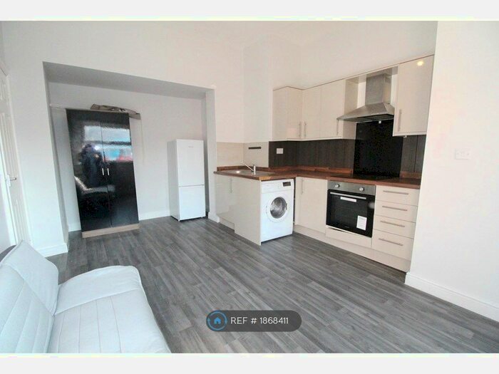 1 Bedroom Flat To Rent In Dovercastle, Nottingham, NG7