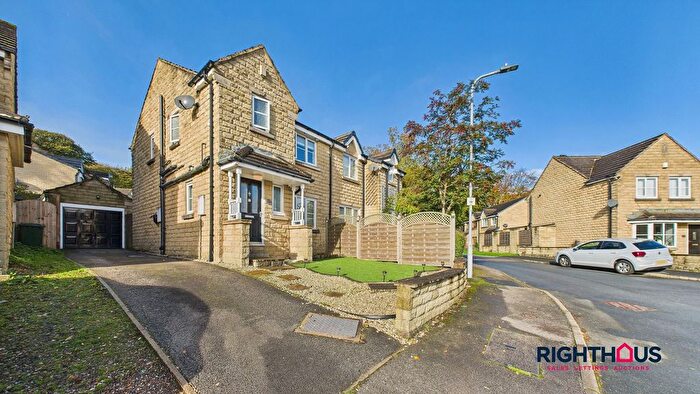 3 Bedroom Semi Detached House For Sale In Peregrine Way, Bradford, BD6