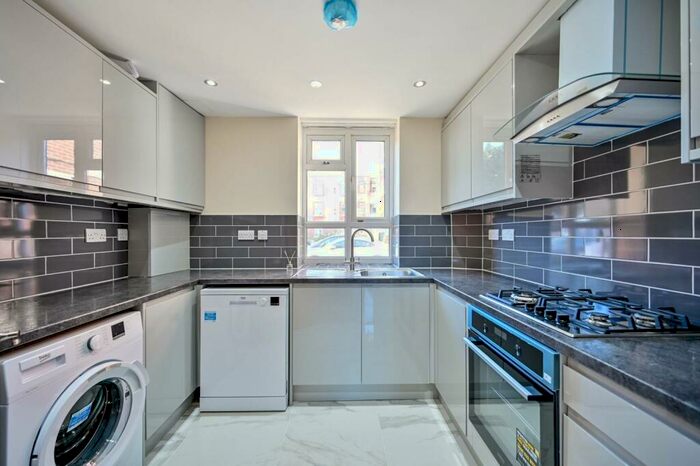 4 Bedroom Flat To Rent In Malden Way, New Malden, KT3