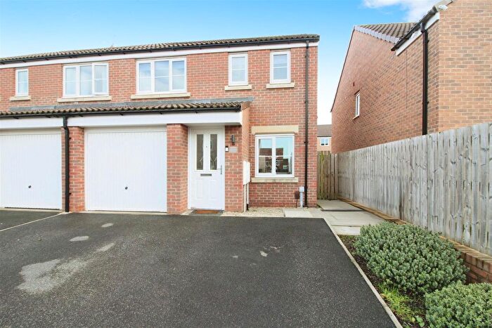 3 Bedroom Semi-Detached House For Sale In Baildon Dene, Kippax, Leeds, LS25