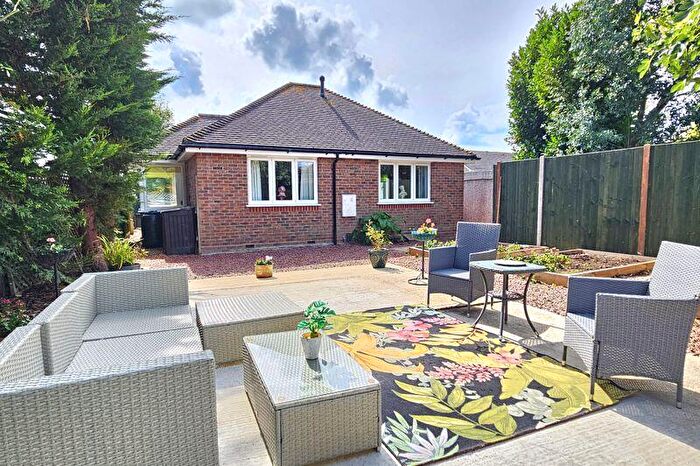 2 Bedroom Detached Bungalow For Sale In Kingsmead Avenue, Stubbinton, PO14