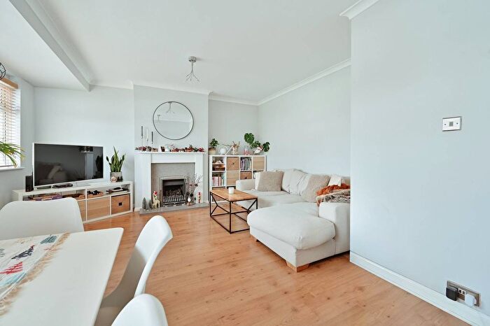 2 Bedroom Maisonette To Rent In Trevellance Way, Watford, WD25