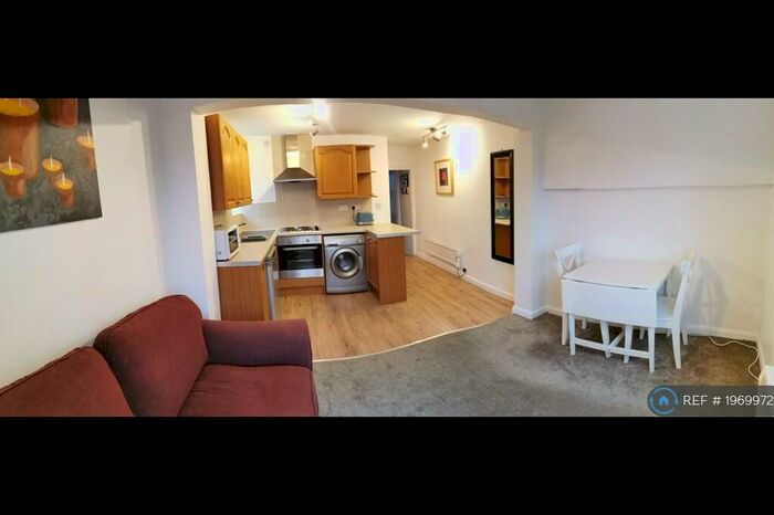 1 Bedroom Flat To Rent In Totteridge Road, High Wycombe, HP13