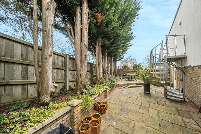 2 Bedroom Flat For Sale In Albemarle Road, Beckenham, BR3
