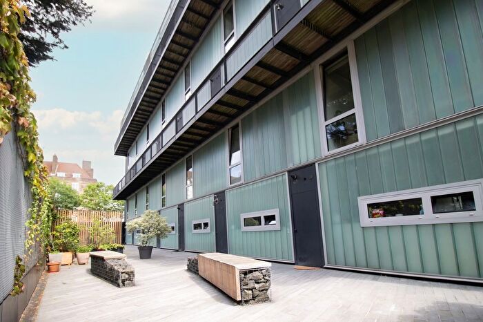 2 Bedroom Flat To Rent In Dog Kennel Hill, London, SE22