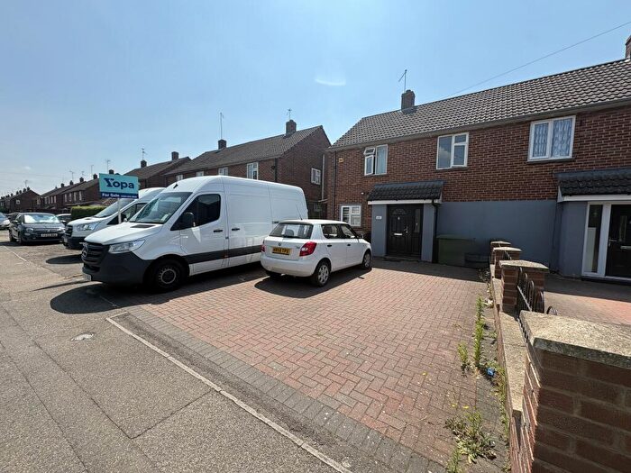 3 Bedroom Semi-Detached House For Sale In Poplar Avenue, Peterborough, PE1