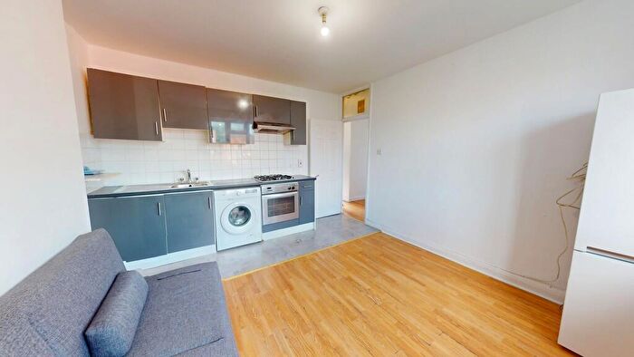 3 Bedroom Apartment To Rent In Three Bedroom Flat To Rent In Central Mitcham, CR4