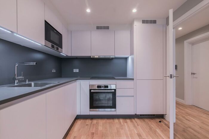 2 Bedroom Flat To Rent In Creighton Avenue, London, N2