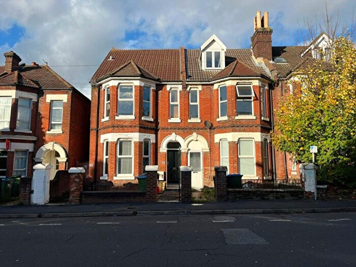 5 Bedroom Semi Detached House To Rent In Wilton Avenue, Southampton, Hampshire, SO15