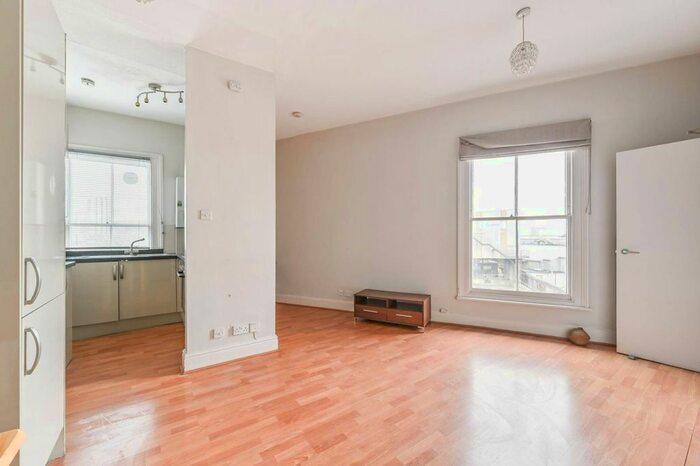 1 Bedroom Flat To Rent In Silverthorne Road, Battersea, London, SW8