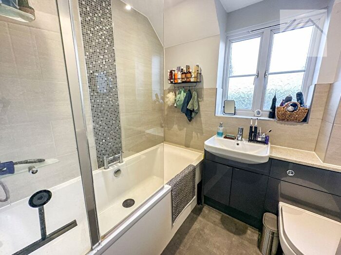 2 Bedroom Flat For Sale In Pepys Court, Wickford, SS12