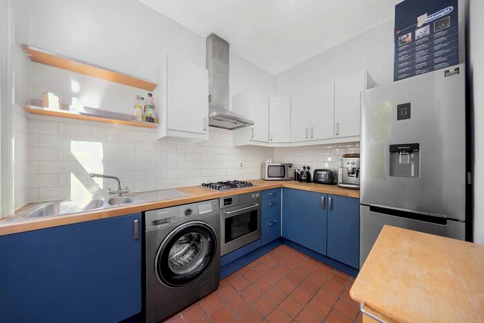 2 Bedroom Flat To Rent In Larkhall Rise, Clapham North, London, SW4