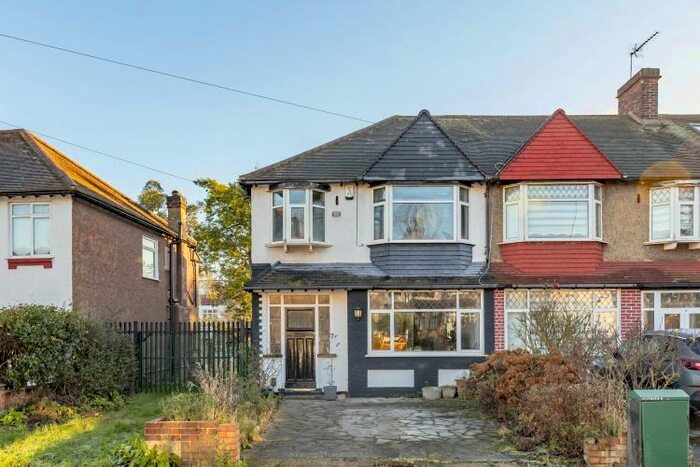 3 Bedroom House To Rent In Milborough Crescent Lee, SE12