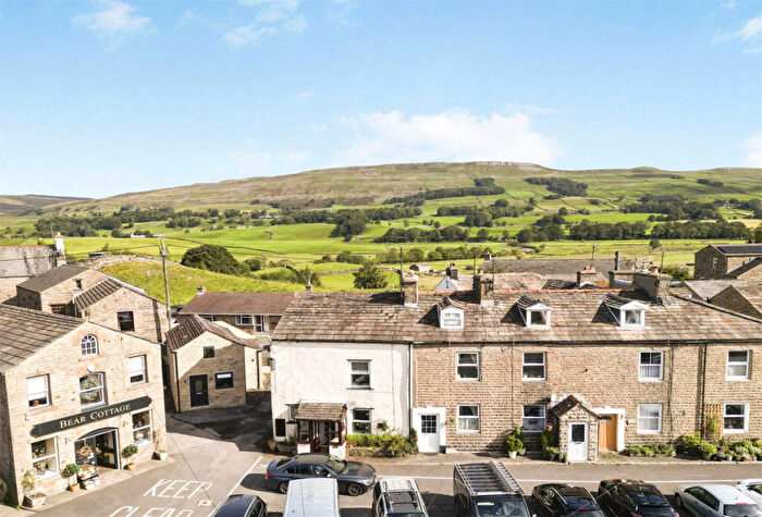 3 Bedroom End Of Terrace House For Sale In Fell View Market Place, Hawes, DL8