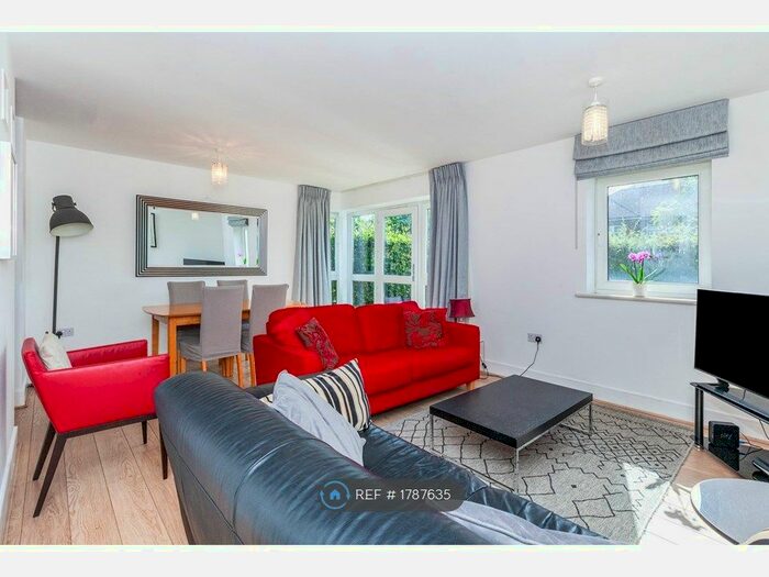 2 Bedroom Flat To Rent In Pavilions, Windsor, SL4