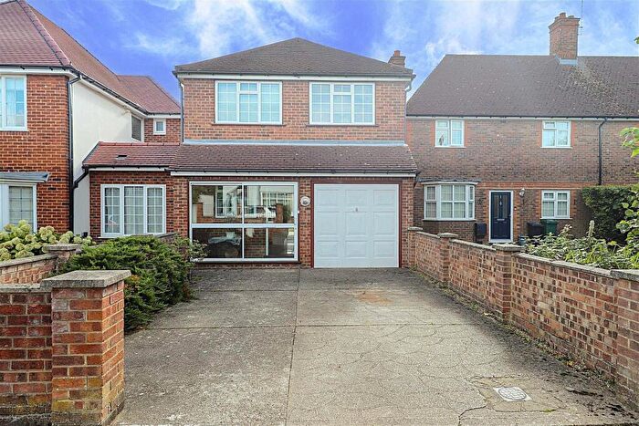 3 Bedroom Detached House For Sale In Manor Close, Ruislip, HA4