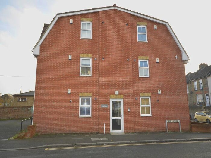 1 Bedroom Flat To Rent In Flat Sandra Court Cecil Avenue, Strood, Rochester, Kent, ME2