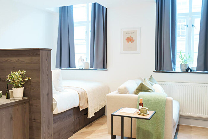 Apartment To Rent In Apt, Churchill House Residence #, LS1