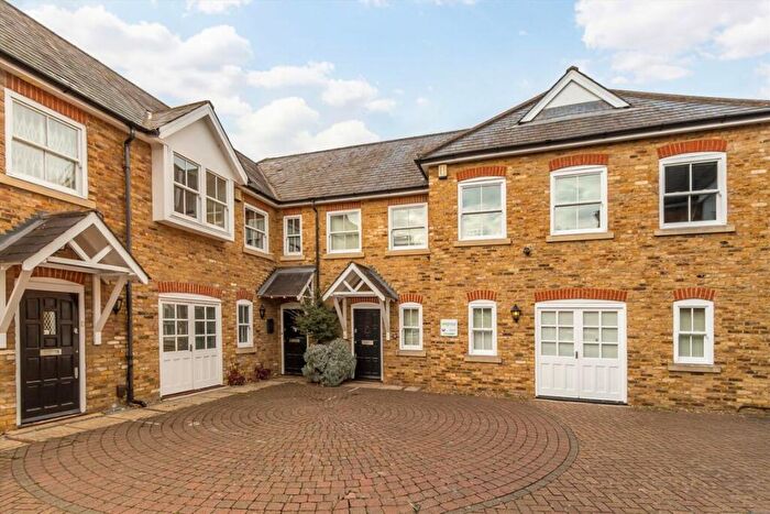 1 Bedroom Flat To Rent In St. Johns Road, Hampton Wick, KT1