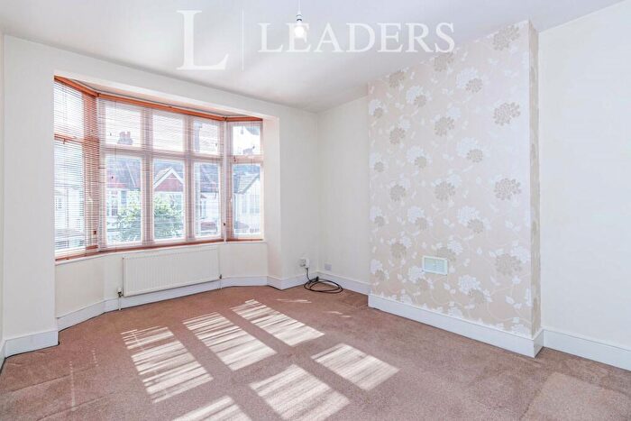 1 Bedroom Flat To Rent In Melrose Avenue, Mitcham, CR4