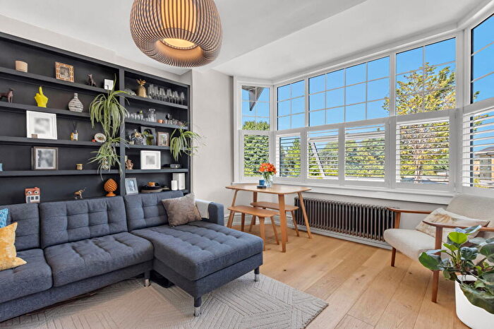 2 Bedroom Flat For Sale In Moss Hall Grove, North Finchley, N12