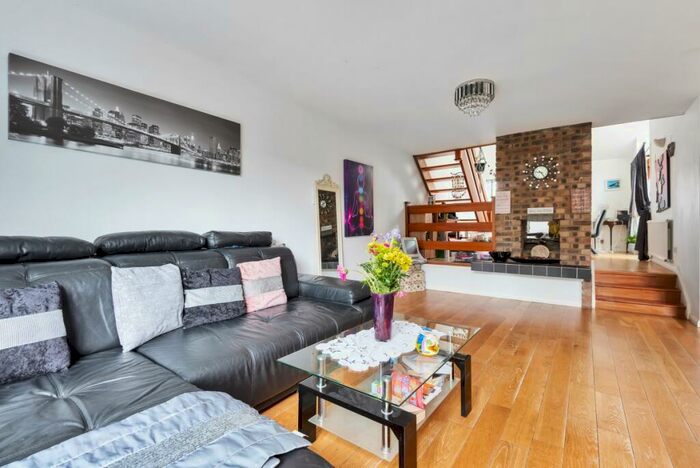 4 Bedroom Detached House To Rent In Gainsborough Drive, Ascot, SL5