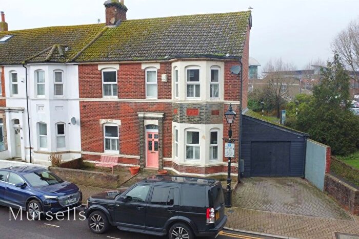 4 Bedroom End Of Terrace House For Sale In Market Close, Poole, BH15