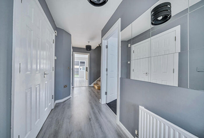 5 Bedroom End Of Terrace House For Sale In De Havilland Road, Edgware, HA8