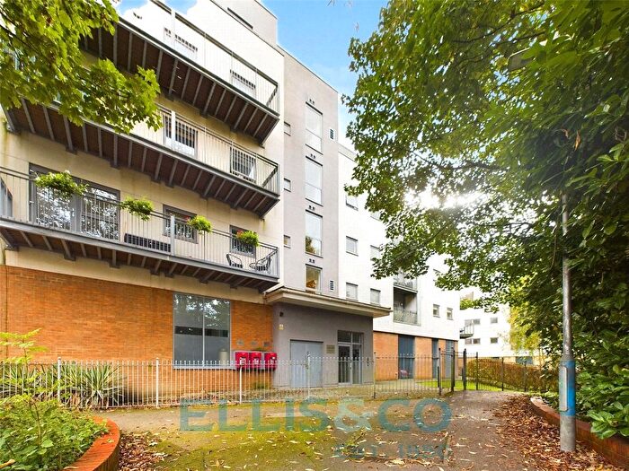 1 Bedroom Flat For Sale In Sovereign Way, Tonbridge, Kent, TN9