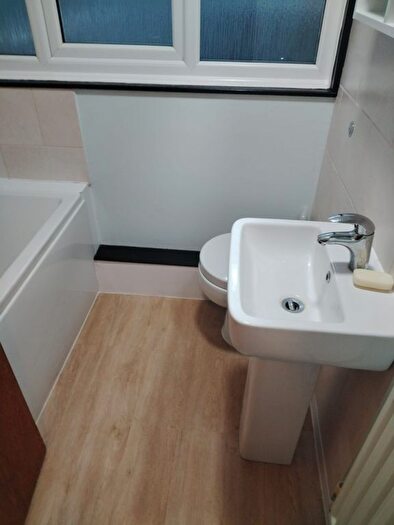 2 Bedroom Flat To Rent In Lindsey Close, Mitcham, CR4