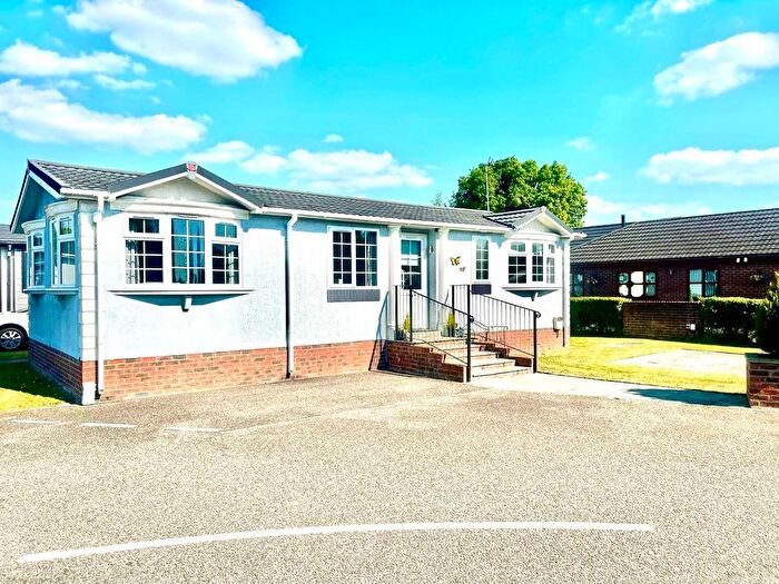 2 Bedroom Mobile/park Home For Sale In Sheriff Hutton Road, Strensall, York, YO32