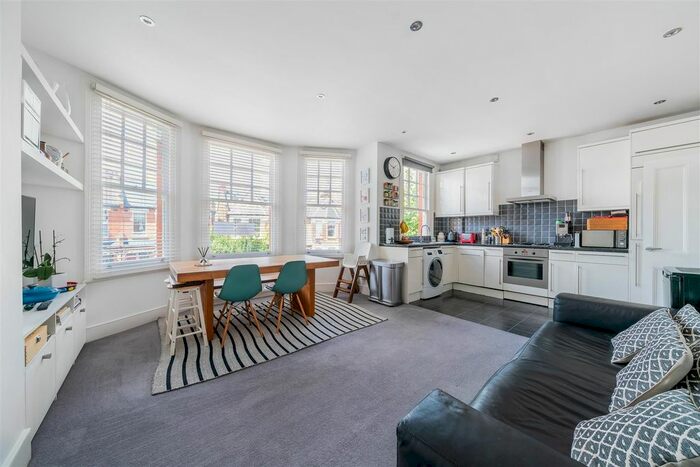 3 Bedroom Flat To Rent In Sedgemere Avenue, London N2