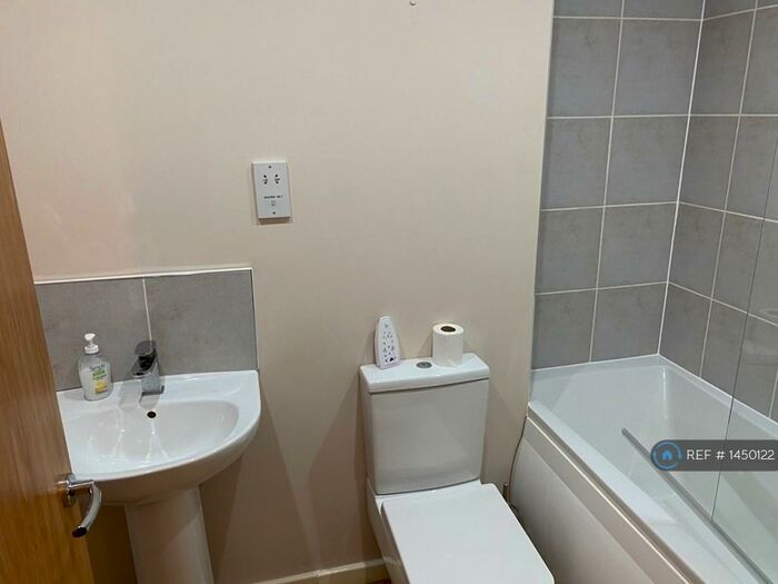 1 Bedroom Flat To Rent In Martins Mill, Halifax, HX1