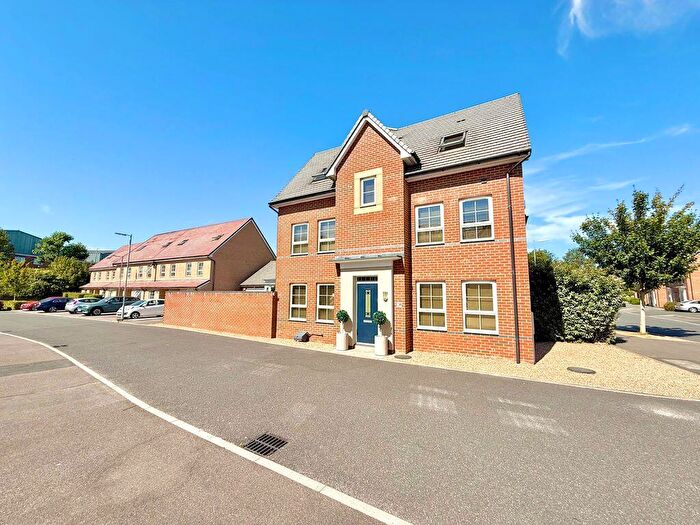 4 Bedroom Semi-Detached House For Sale In Stamp Acre, Dunstable, LU6