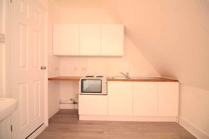 Studio To Rent In Hanger Lane, London, W5