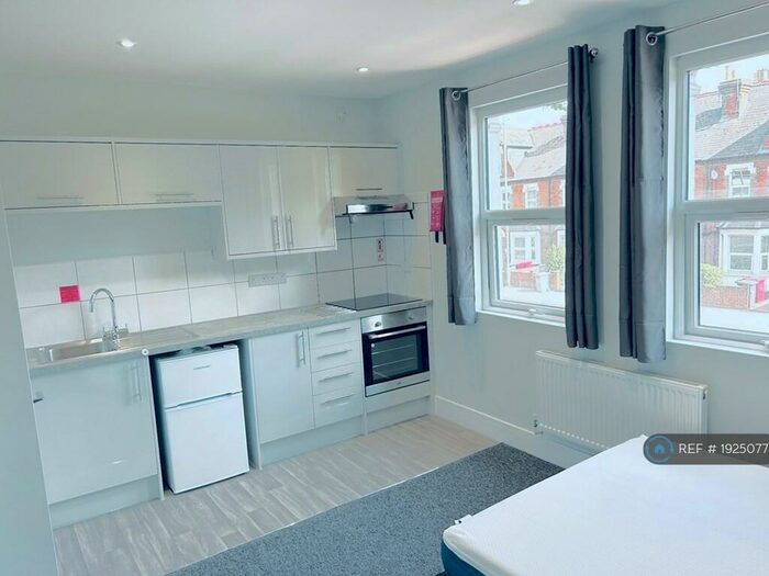 Studio To Rent In Caversham Road, Reading, RG1