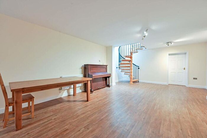 4 Bedroom House To Rent In Macfarland Grove, Peckham, London, SE15