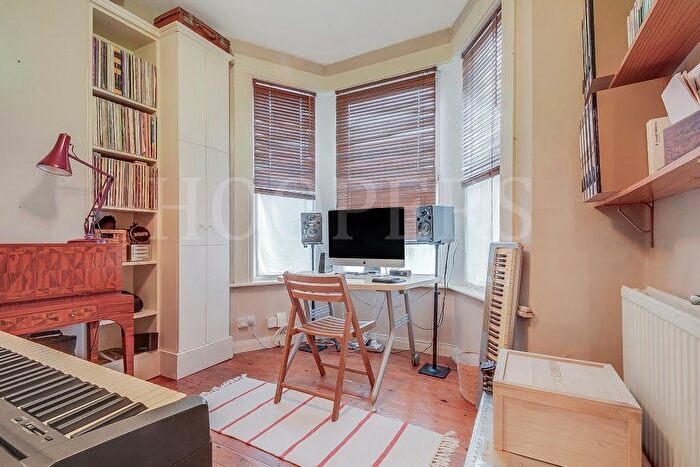 2 Bedroom Flat For Sale In Chapter Road, London, NW2