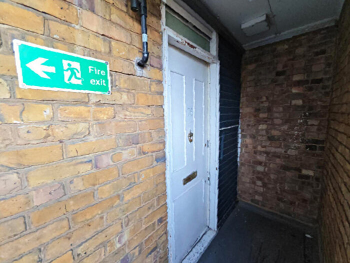 2 Bedroom Flat For Sale In Cambridge Heath Road, London, E1