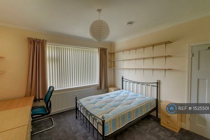 5 Bedroom Semi-Detached House To Rent In Birchfields Road, Manchester, M14