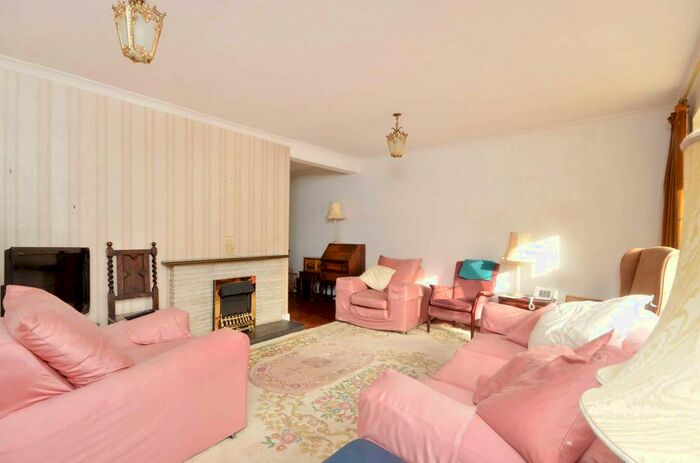 3 Bedroom Property To Rent In Triggs Close, Woking, GU22