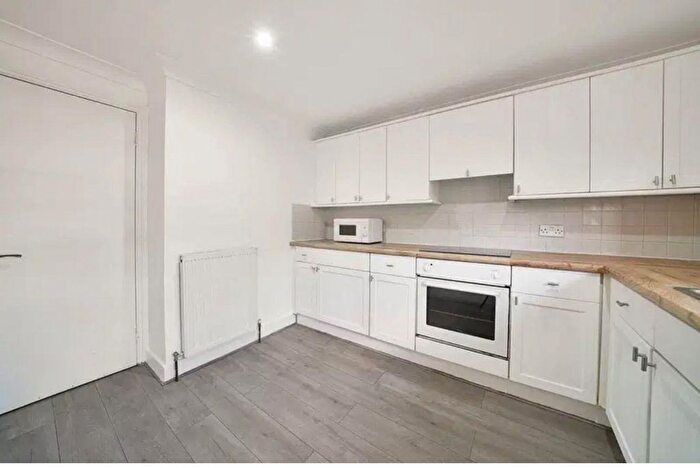 2 Bedroom Flat To Rent In Perran Road, London, SW2