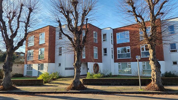 2 Bedroom Flat For Sale In Abbey Road, Enfield, EN1