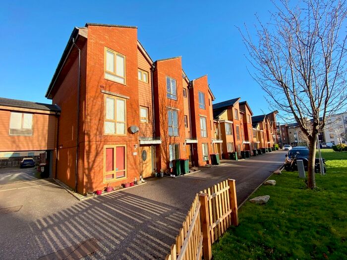 4 Bedroom End Of Terrace House To Rent In Commonwealth Drive, Crawley, RH10