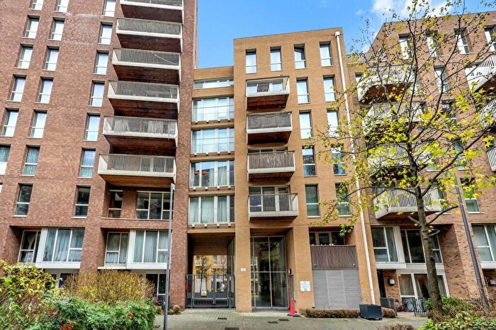 2 Bedroom Flat To Rent In Oxley Square, Mile End, London, E3