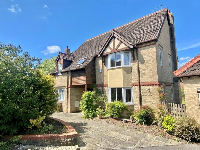 5 Bedroom Detached House For Sale In Lansdowne Crescent, Derry Hill, Calne, SN11