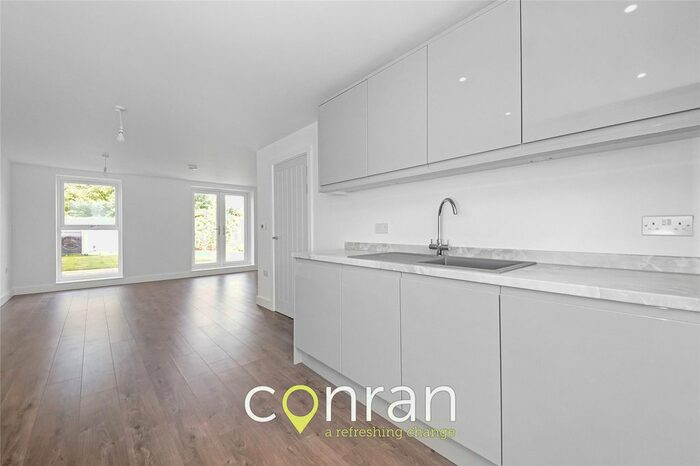 4 Bedroom Semi-Detached House To Rent In Lansdowne Mews, Charlton, SE7